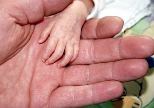 Babyhand: Ausbleibende Hilfe kostet zu viel (Foto: pixelio.de/Schmitz)