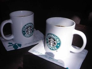 Starbucks-Becher: Unternehmen für Homo-Ehe (Foto: wikipedia.de/Fadi)