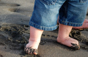 Erste Schritte im Sand: nicht überzuinterpretieren (Foto: pixelio.de, Gonstalla)