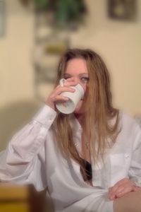 Frau mit Kaffeetasse: Schutz vor Brustkrebs (Foto: pixelio.de, Ich-und-Du)
