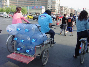 Wassertransporteur: Chinesen haben Durst (Foto: flickr/kalmyket)