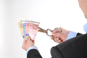 Einschnitt: Banken müssen Kredite abschreiben (Foto: pixelio.de, Jorma Bork)