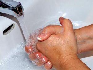 Händewaschen: Frauen schauen mehr auf Hygiene (Foto: pixelio.de, U. Herbert)
