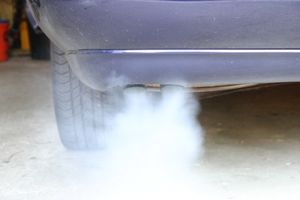 Autoabgase: werden immer häufiger zur Todesursache (Foto: pixelio.de, Gabi Eder)