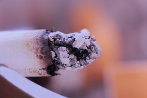Zigarette: Rauchen hat negativen Einfluss aufs Gehalt (Foto: pixelio.de, Peter)
