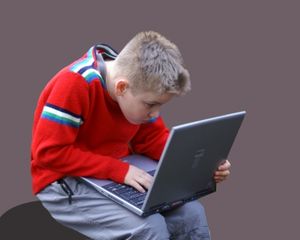 Kind am PC: Gefahren lauern überall (Foto: Stephanie Hofschlaeger, pixelio.de)