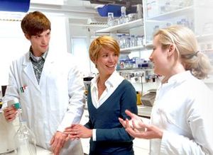 Forscher im Labor: neue Erkenntnisse zu Brustkrebs (Foto: dkfz.de)