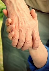 Helfende Hand: Prävention bei Alzheimer wichtig (Foto: pixelio.de, Helene Souza)