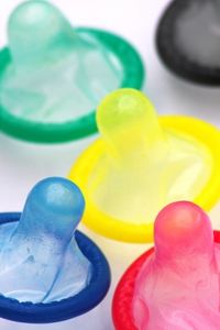 Kondome: so bunt wie der brasilianische Karneval (Foto: pixelio.de/Tomizak)
