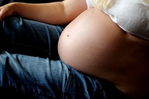 Schwangere: Übergewicht schadet dem Kind (Foto: pixelio.de, www.helenesouza.com)