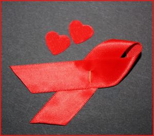 Aids-Schleife: Hoffnung auf völlig neuen Impfstoff (Foto: pixelio.de, Rike)