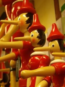 Pinocchio: bekommt lange Nase durchs Lügen (Foto: pixelio.de/Bredehorn.J)