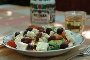 Griechischer Salat: gesunde Ernährung am Mittelmeer (Foto: pixelio.de/zerfe)