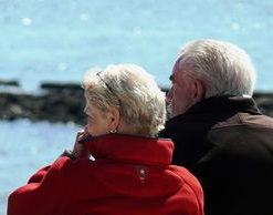 Älteres Paar: Gehirn in einigen Disziplinen besser (Foto: pixelio.de, lupo)