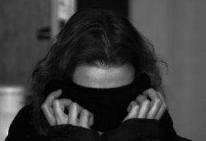 Frau versteckt sich: Online gibt es oft kein Mitleid (Foto: pixelio.de/Sokaeiko)