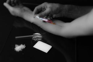 Drogen: Frauen verlieren an Hirnvolumen (Foto: Bernd Kasper/pixelio.de)