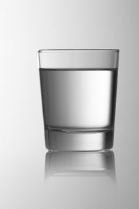 Wasserglas: Geruch bestimmt den Geschmack (Foto: pixelio.de/Michael Grabscheit)