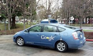 Google-Auto: bisher meist mit Mensch an Bord (Foto: flickr.com/Travis Wise)