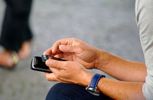 Mann hält Handy: intensive Nutzung gefährlich (Foto: Peter Freitag, pixelio.de)