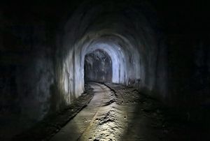 Gang im Dunklen: unterirdischer Stollen in alter Mine (Foto: flickr.com/Kecko)