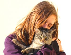 Mädchen mit Katze: Social Web trübt Stimmung (Foto: Christina Schmid,pixelio.de)