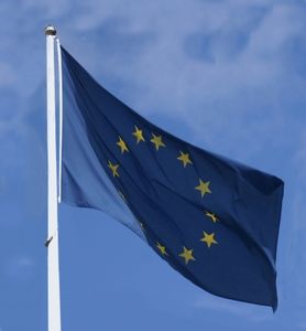 Europaflagge: ESC hebt Laune (Foto: Stephanie Hofschlaeger, pixelio.de)