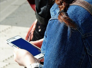 Suchtverhalten: Menschen hängen an ihren Handys (Foto: Lupo, pixelio.de)