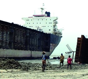 Illegale Abwrackung von Schiffen in Bangladesch in der Kritik (Foto: oeko.de)