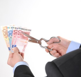 Geld wegschneiden: vzbv siegt gegen Banken (Foto: Jorma Bork, pixelio.de)