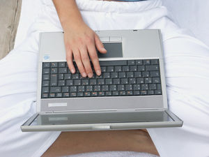 Am Laptop: Web-Filter stoppen Teens nicht (Foto: Cornelia Menichelli/pixelio.de)