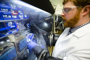 Prüfung einer Lithium-Elektrode im Labor (Foto: Evan Dogherty)