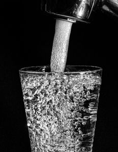 Trinkwasser: Das wird eher geteilt als Geld (Foto: Bernd Kasper, pixelio.de)