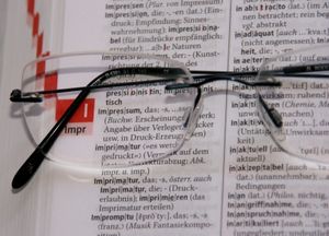 Wörterbuch: lieber noch einmal nachsehen (Foto: pixelio.de, Regina Kaute)