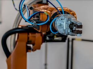 Roboter übernehmen zunehmend Jobs in Fabriken (Foto: pixabay.com, jarmoluk)