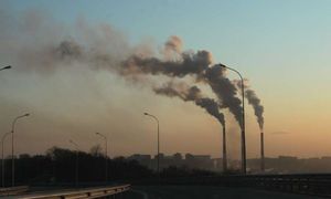 Schlote: Aus Rauchgasen soll CO2 abgetrennt werden (Foto: CC0 Public Domain)
