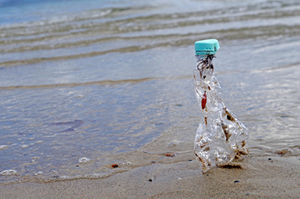 Von Meereswellen angespülter Plastikmüll (Foto: wobigrafie/pixelio.de)