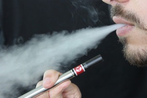E-Zigarette: bei Raucherentwöhnung hilfreich (Foto: Lindsay Fox, pixabay.com)