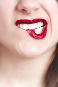 Gerade Zähne sind nicht nur schön, sondern auch wichtig für unsere Gesundheit. Wie sehr simple Zahnfehlstellungen oftmals dramatische Auswirkungen auf den menschlichen Organismus haben, sieht die ganzheitliche Zahnmedizinerin Dr. Stefanie Morlok in ihrer täglichen Arbeit. Sie sagt: "Unsere Zähne und unser Kiefer beeinflussen unseren gesamten Körper und oftmals auch unsere Psyche. Die damit zusammenhängenden Krankheitsbilder werden durch CMD Craniomandibulärer Dysfunktion ausgelöst."