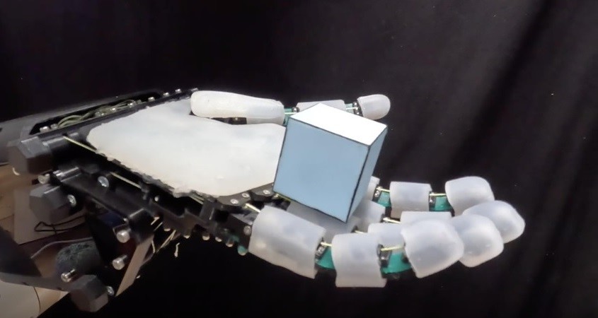Hightech-Roboterhand packt zu wie ein Mensch