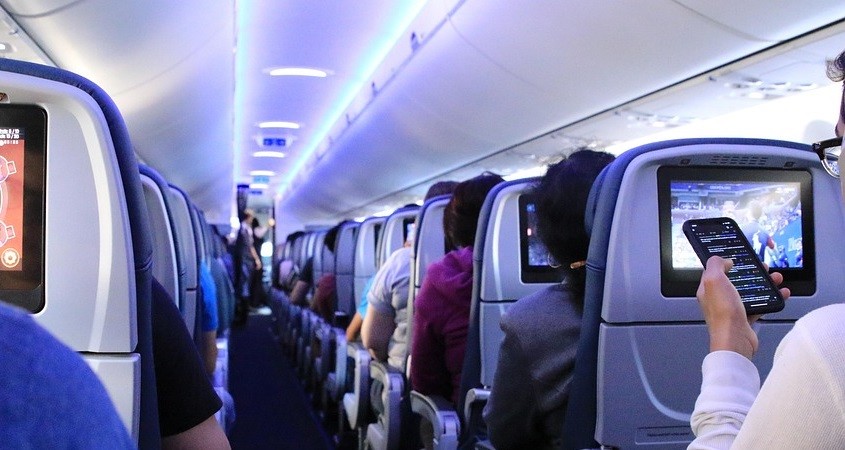 Fast jeder Zweite ignoriert den Flugmodus