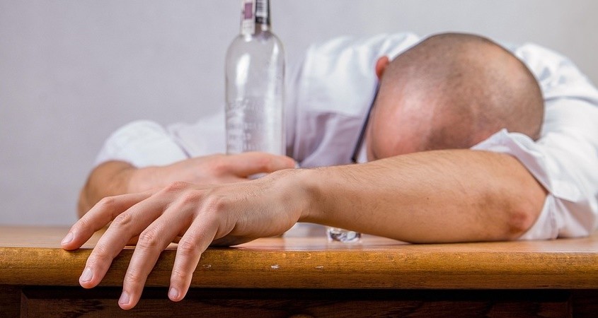 Alkohol am Arbeitsplatz: Manager sind gefragt