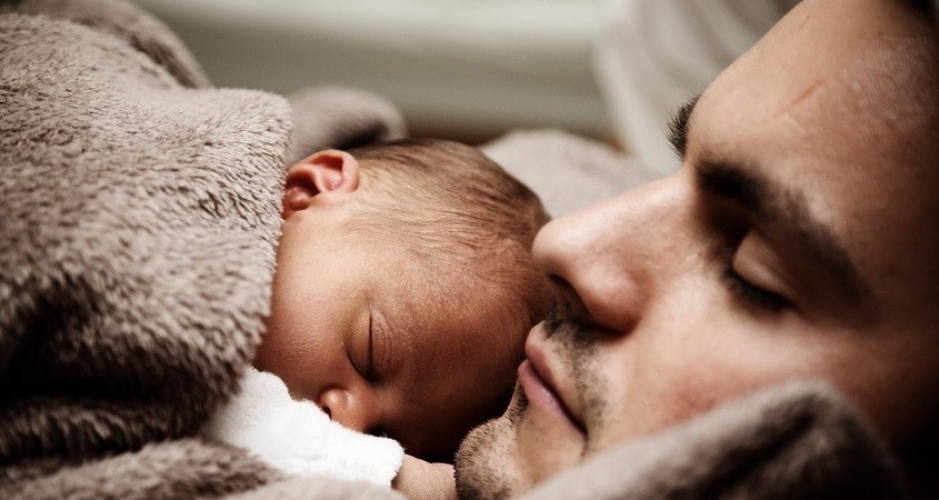 Nächtliches Babygeschrei lässt Väter oft kalt