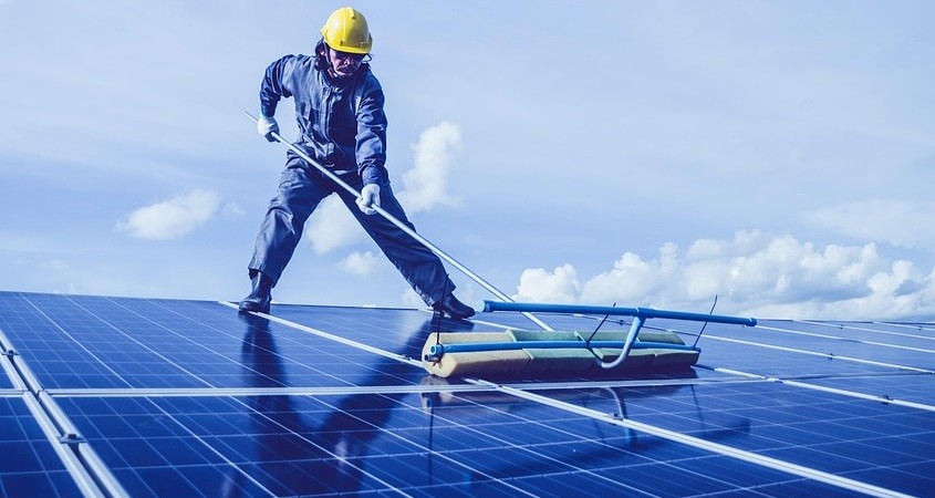 Kampfer macht Perowskit-Solarzellen besser