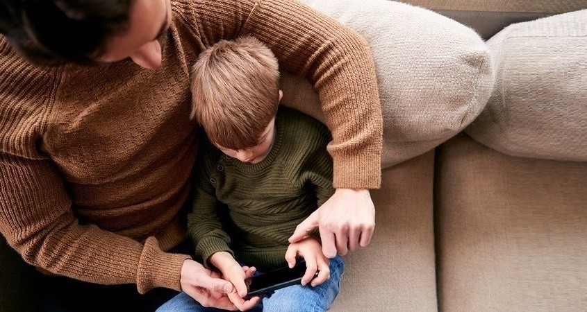 Eltern nutzen Bildschirmzeit ihrer Kinder aus