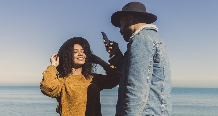 Emotional labile Partner sehen in Handy Rivale