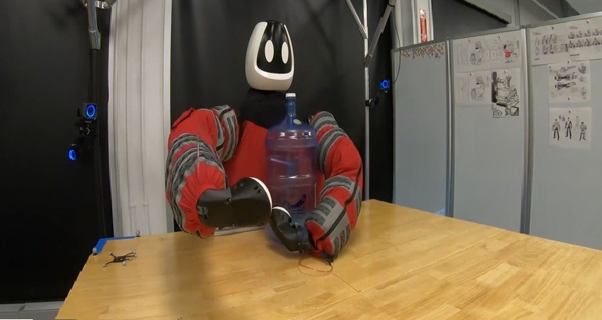 Roboter bewegt Objekte mit gesamtem Körper