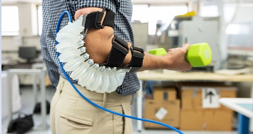 Druckluft-Exoskelett entlastet die Muskeln