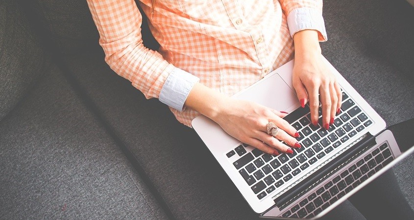 Autoren fühlen sich von KI-Tools stark bedroht