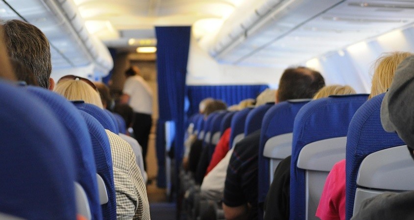 Herzstillstand: Defis im Flugzeug retten Leben