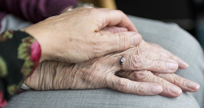 KI-Sensorband bewahrt viele Ältere vor Stürzen